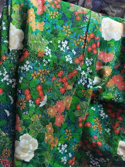 在挖煤姬淘到心仪的正绢和服，拆开包裹的瞬间满是惊喜！平台中文界面操作便捷，海运物流速度超预期，包装严实让衣物完好无损。到手的正绢和服质感绝佳，纯蚕丝面料柔滑细腻，柔和的哑光光泽高级又温婉，手绘纹样精致细腻，暗纹细节藏着别样的美，和商品描述毫无偏差。国内难寻的款式能以...