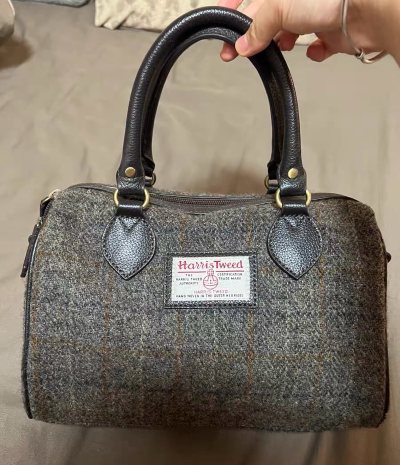 在挖煤姬淘到的帆布双肩包太合心意了！藏青款挺括有型。车线和金属扣细节满满，背起来是那种日系自然的松弛感。日常通勤和周末出行都能轻松搭配，物超所值的快乐！战绩更新！除了那两只百搭帆布双肩包，又收获一只软乎乎的托特枕头包。三个包包排排坐，各有各的可爱——双肩包是日系少年...