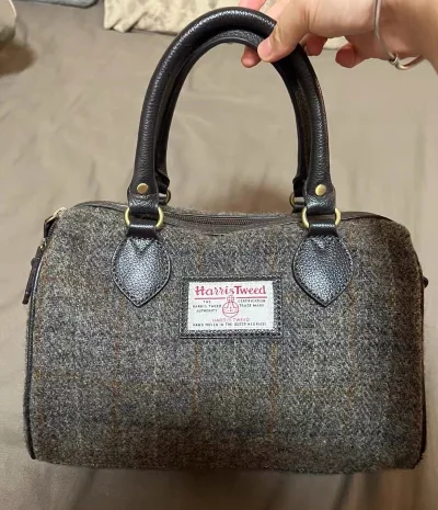 在挖煤姬淘到的帆布双肩包太合心意了！藏青款挺括有型。车线和金属扣细节满满，背起来是那种日系自然的松弛感。日常通勤和周末出行都能轻松搭配，物超所值的快乐！战绩更新！除了那两只百搭帆布双肩包，又收获一只软乎乎的托特枕头包。三个包包排排坐，各有各的可爱——双肩包是日系少年...