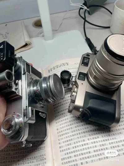 海淘了胶片相机contax iia ，收到货有两枚取景器 一个福伦达一代测光表 以及contax相机本身 体验还是很不错的 希望下次继续报告