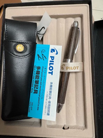 这只笔颜值超高，书写顺滑不漏墨。经典的粉色蝴蝶结设计萌趣可爱，握感舒适不累手。每天用它写字心情都会变好，是兼具颜值与实用的可爱小物，性价比很高！