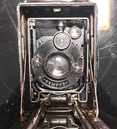 他们都说淘老物件是和时间过招，可我偏觉得——从挖煤姬手中接过的这台皮腔相机，更像是接过一封来自上个世纪的信。

咔嗒一声展开皮腔，时光的折痕便在光影中苏醒。黄铜镜头圈着琥珀色的光，皮腔伸缩时发出叹息般的轻响。取景框里的世界忽然就慢了，慢到能看见尘埃在斜光里跳舞，慢到...