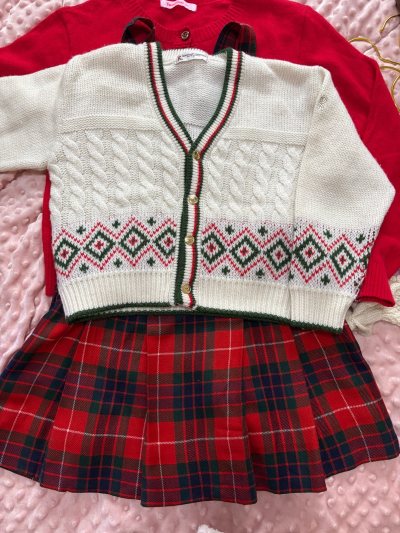 这几件都是日本童装品牌familiar的单品，质感和细节都特别好：第一件Roberta红白绿配色的绞花开衫充满圣诞氛围，familiar格纹半裙学院风满满，搭配起来活泼又可爱；灰色开衫是细腻的羊毛混纺面料，胸口的小樱桃刺绣精致又温柔；蓝格纹连衣裙的娃娃领设计复古乖巧...