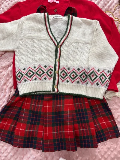 这几件都是日本童装品牌familiar的单品，质感和细节都特别好：第一件Roberta红白绿配色的绞花开衫充满圣诞氛围，familiar格纹半裙学院风满满，搭配起来活泼又可爱；灰色开衫是细腻的羊毛混纺面料，胸口的小樱桃刺绣精致又温柔；蓝格纹连衣裙的娃娃领设计复古乖巧...