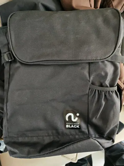 这次购买的产品是假面骑士black的周边产品，双肩包。价格非常便宜还不到一百。其次同时打包发货的还有假面骑士昭和系列的wcf，打包的非常到位，每个都是独立包装，我很喜欢。