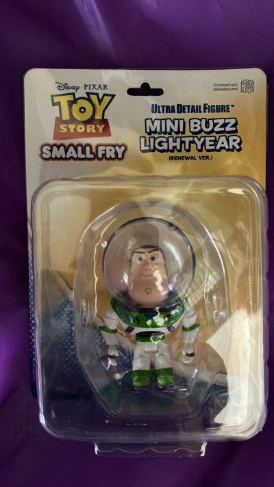 这箱之前到的，很多箱几乎前后脚到的。外箱不大，没有压坏变形。箱内物品都有泡泡纸保护，期待下一件的到来。