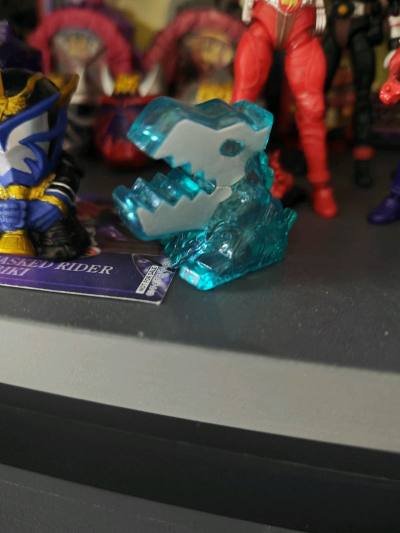 这次购买的是假面骑士响鬼系列的玩具。包含限定款的套盒指套，人形态指套，可动迷你换装人偶，以及老物件由y社出品的响鬼发声系列人偶。对于喜欢响鬼的我来说，是非常满意的一次购物。