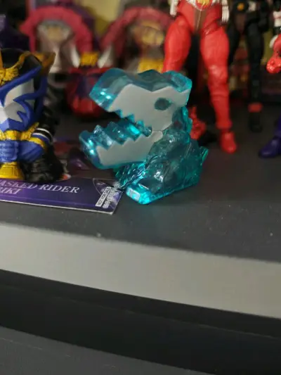 这次购买的是假面骑士响鬼系列的玩具。包含限定款的套盒指套，人形态指套，可动迷你换装人偶，以及老物件由y社出品的响鬼发声系列人偶。对于喜欢响鬼的我来说，是非常满意的一次购物。