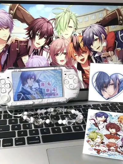 在挖煤姬购入的这批日乙谷子太满意了！谷子质量远超预期，图案印刷清晰鲜亮、色彩还原度超高，材质厚实有质感，完全没有廉价感。包装特别用心，每个产品都独立包装，外层还加了泡沫纸缓冲防护，长途运输下来毫无磕碰损伤。发货速度也很惊喜，下单后很快就发出，物流追踪顺畅，比预想中早...