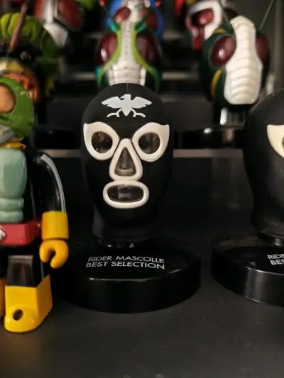 这次购买的是假面骑士系列的小玩具。时间地台人偶，修卡战斗员头雕，修卡战斗员指套，以及一些钥匙扣等等。这次是打包合单发货来的，价格很划算，快递费也很划算，感谢煤炉感谢竹蜻蜓！