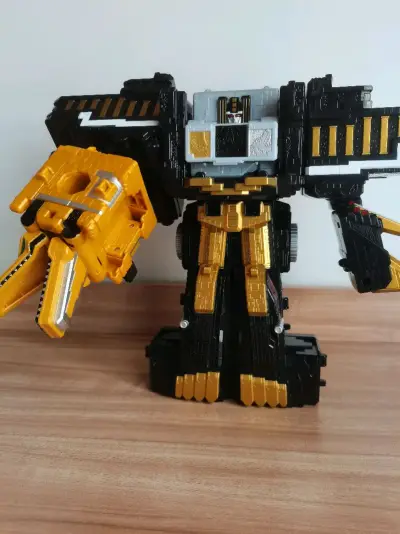 在挖煤姬入手动物战队DX统裁兽王，体验超棒！客服态度亲切，回复及时又耐心，服务超贴心。物流速度飞快，打包严实，到手完好无损。玩具做工精致，品质一流，变形结构巧妙，手感扎实，收藏把玩都很满意，强烈推荐！