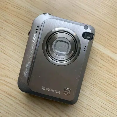 这是我挖煤以最最最满意的一次，这次蹲到了期待已经的卡西欧z2300和富士f610，蒂芙尼蓝的卡西欧谁懂，真的很难蹲的颜色和好价，曾经看到这款竞拍到上千元。富士f系列感觉不是很火，但独特造型真的很吸睛，而且这次淘到带原盒原配件的，也是非常幸运了！2026好运连连!