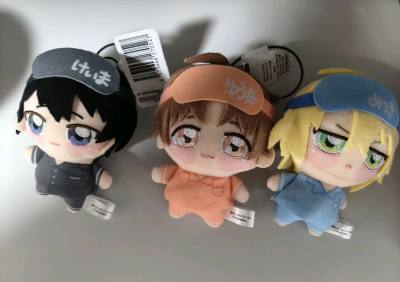 这次购物体验真的太惊喜了！为了布置温馨的书桌角落，我特意挑选了四只不同造型的毛绒玩偶和两张小卡，收到后简直爱不释手。

关于玩偶： 四只的质感都超级好！面料是那种软糯糯的短绒，触感非常舒服，完全没有异味。造型生动可爱，缝合细节也很工整，没有多余的线头。摆在床头或书架...