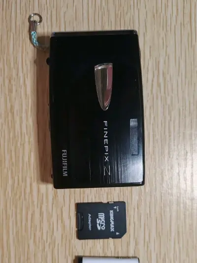 包装得很好！真的很新，照片导出来也很好看！！小小的操作很方便，第一次用滑盖的，操作也很简单！性价比很好，好评好评