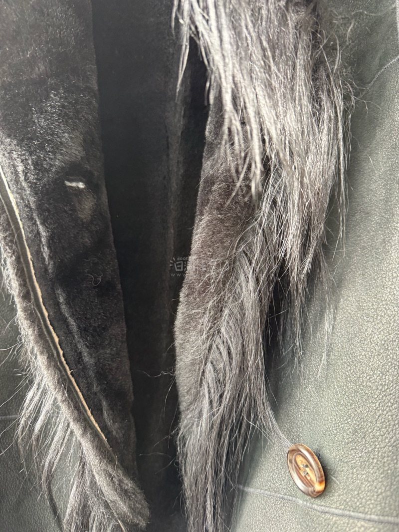 皮质细腻柔软，不管近看还是观看皮质都很好的，蛮不错的一次购物体验，等了一周左右就送到家了，很喜欢很灵