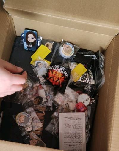 这次使用挖煤姬海淘到不少好物，有热血街区的文件夹和收纳箱，还有很多可爱的工地QQ人，最重要的是有akb漂亮的生写，这些周边状态都很好，没有损坏，~挖煤姬这次海运时长依然和预计中一样快，使用的箱子尺寸也刚刚好，我虽然没有选择加固服务，但空隙处放了大泡沫纸，安全感 满满...