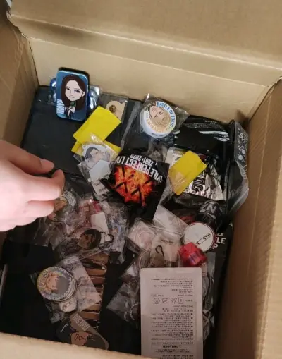 这次使用挖煤姬海淘到不少好物，有热血街区的文件夹和收纳箱，还有很多可爱的工地QQ人，最重要的是有akb漂亮的生写，这些周边状态都很好，没有损坏，~挖煤姬这次海运时长依然和预计中一样快，使用的箱子尺寸也刚刚好，我虽然没有选择加固服务，但空隙处放了大泡沫纸，安全感 满满...