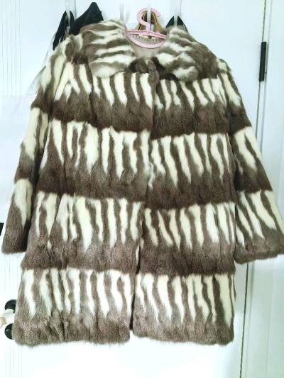 挖煤姬淘到的这件松鼠皮草大衣超级棒，新手也能轻松拿捏的日淘快乐～ 挖煤姬平台界面简洁到不用看教程，雅虎日拍的搜索功能超给力，输入关键词就能精准锁定目标，从出价到下单全程中文指引，完全没有语言障碍。这件中古外套的质感远超预期！主体是稀有松鼠，黑白交织很，蓬松轻...