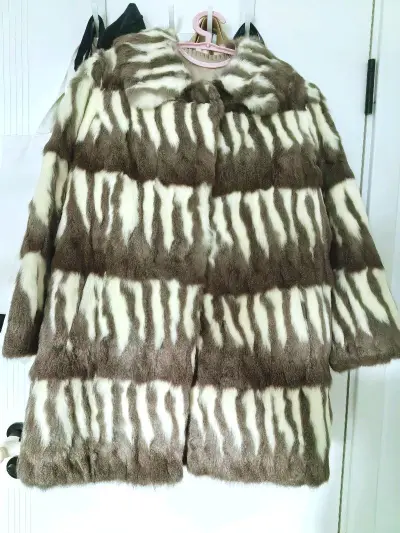 挖煤姬淘到的这件松鼠皮草大衣超级棒，新手也能轻松拿捏的日淘快乐～ 挖煤姬平台界面简洁到不用看教程，雅虎日拍的搜索功能超给力，输入关键词就能精准锁定目标，从出价到下单全程中文指引，完全没有语言障碍。这件中古外套的质感远超预期！主体是稀有松鼠，黑白交织很，蓬松轻...