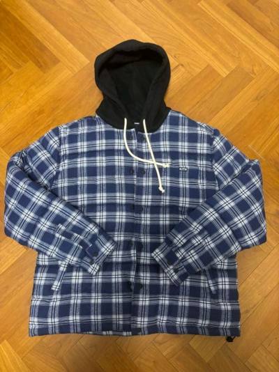 在挖煤姬淘到一件Kith的衔缝羽绒连帽夹克，KITH独具特色的秋冬格纹配色巧妙绝伦，完美融合了法兰绒的舒适感与外套般的实用性。中心前襟采用按扣设计，配备可调节抽绳的抓绒帽兜与下摆，兼具保暖性能，即可轻松打造利落的外搭造型。