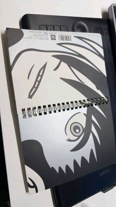 在挖煤姬淘的黑间男周边安全下车！本子超好看！质 感扎实,没有毛刺。挖煤姬的捆包用了硬纸盒+多 层气泡膜,收到时所有周边都完好无损, 物流周 期也符合预期, 体验超棒, 可以放心 冲！