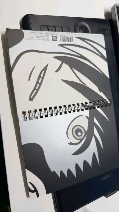 在挖煤姬淘的黑间男周边安全下车！本子超好看！质 感扎实,没有毛刺。挖煤姬的捆包用了硬纸盒+多 层气泡膜,收到时所有周边都完好无损, 物流周 期也符合预期, 体验超棒, 可以放心 冲！