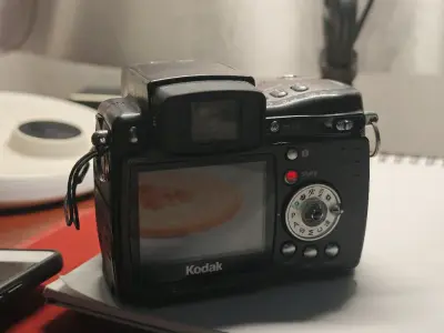 第一次用挖煤姬，安全下车！两百块淘了一台柯达老相机，成色超好，功能都正常，配件什么的也很齐全，超喜欢这种复古调调，图3是不开闪光灯的效果，图4是开闪光灯，最后一张是开闪光灯拍的我妈，比起风景这款更适合拍人❤️