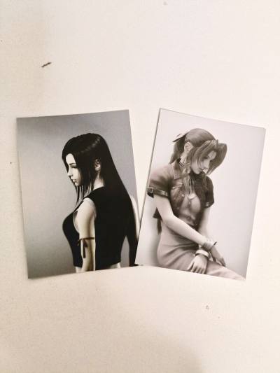 这款FF7收藏卡的整体品质超出预期，做工精细，人物细节还原度高，质感出色，卡面光滑无瑕疵。包装严实完好，无磕碰损坏，摆放展示效果极佳，性价比很高，平台购买体验也很好。