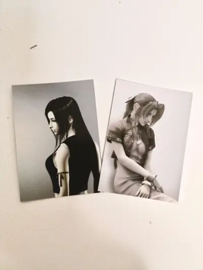 这款FF7收藏卡的整体品质超出预期，做工精细，人物细节还原度高，质感出色，卡面光滑无瑕疵。包装严实完好，无磕碰损坏，摆放展示效果极佳，性价比很高，平台购买体验也很好。