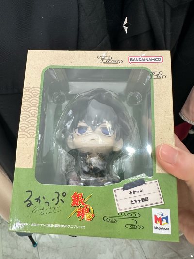 哎哎哎哎哎，还是没避免，感觉仓库打包人员已经尽力在打包了，也不知道是运损导致的还是amiami发货就这样的，盒子有点撕裂。