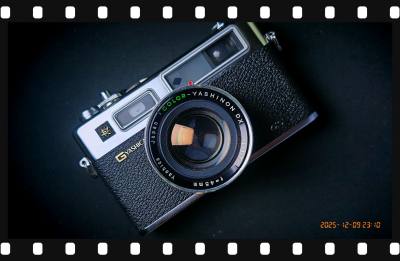 在挖煤姬入手的这台雅西卡Electro 35 GS到手超惊喜！机身成色比描述的还要新，快门和测光功能都精准稳定，复古的金属质感拿在手里特别有分量。物流速度超出预期，包装也很严实，完全不用担心长途运输的磕碰。客服回复也很及时，这次海淘体验满分，以后还会继续在挖煤姬淘老...