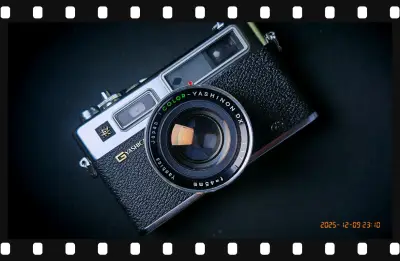 在挖煤姬入手的这台雅西卡Electro 35 GS到手超惊喜！机身成色比描述的还要新，快门和测光功能都精准稳定，复古的金属质感拿在手里特别有分量。物流速度超出预期，包装也很严实，完全不用担心长途运输的磕碰。客服回复也很及时，这次海淘体验满分，以后还会继续在挖煤姬淘老...