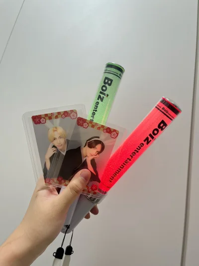 这次买的Boiz应援棒真的超出预期！下单的时候还在担心物流，说10-21个工作日，结果一周就收到了。
收到的时候包装得特别严实，里里外外裹得很稳妥，拆开后应援棒一点损伤都没有，完全是全新的状态。
必须给店家和物流点个大大的赞?