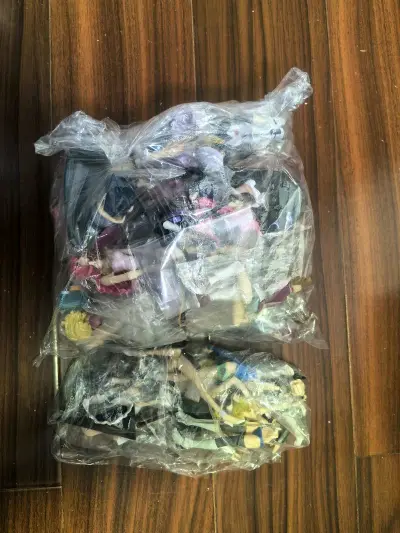 整整一大包高达人物扭蛋大集合，走了竹蜻蜓MAX，拆了好一会。有些新的有些拆的，还有几个少见的系列，正好适合系列补齐。