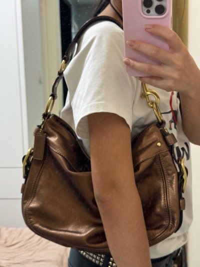 暑假偶然的一天通过其他平台得知了这个软件，原先我是打算淘双螺钿木屐的，因为被其美丽的外形吸引，但在此平台多逛了些时后，一想到日本中古包包价格都比较低，搜索发现果真如此，我开心的不得了，一口气淘下了五只包，收到货后我惊喜不已！它们各有特点，价格也很实惠，通过这次的收获...