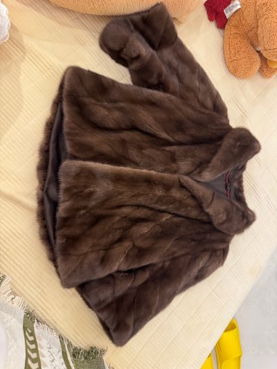 东西收到了，整体还不错，毛针油亮，衣服也没有异味。
上身试了一下，效果还不错，是比较清爽的款式，有特点。