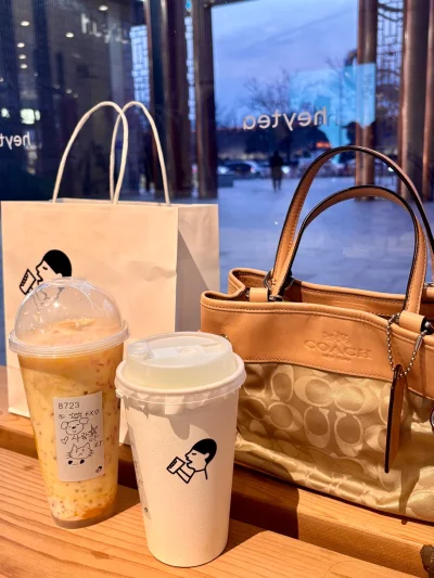 拍卖捡漏Coach包+HelloKitty限定挂件+雪莉玫挂件，价格巨香！未超征税额度，全程免税顺利到手，实用又可爱，这次海淘超成功～