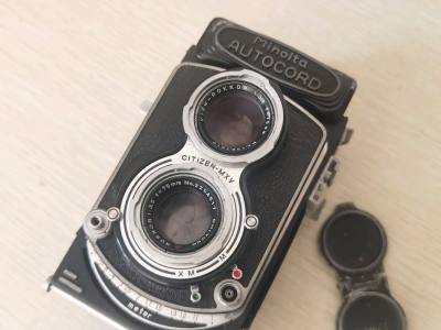 在挖掘机上面拍的一个老式胶片机，虽然外观比较老旧，但是经过清理之后已然焕然一新，非常期待用他拍摄的照片。