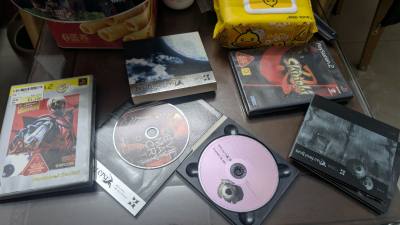 比单买一次dmc3 ost便宜很多。日本保存二手太漂亮了。
骏河的小猫咪也很可爱，保留这小纸箱了。
DMC1的盘面也让我惊喜，官方自己也会贴防伪码。刷新了我对2手购买的认知。强啊！