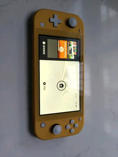 外观成色可以，23年出厂的，电池耐用，屏幕没有划痕，跟新的差不多，性价比还是挺高的，算是捡了个小漏。