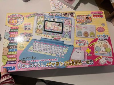 简单完了一下，觉得这个电脑的互动感也很强，虽然都是日文但是小游戏玩起来也很容易上手，还可以给角落生物装饰小房子买东西等等