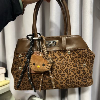 东西挺好的，也很新。没有任何瑕疵，但是有更好的选择，这个是最早下的单，后面才到，也是告诫我下单需谨慎了。一连串加起来还不如国内买的价格。好在质量还不错