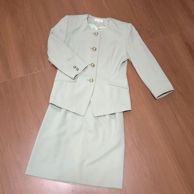 在挖煤姬淘到宝啦！入手几件80年代的古着，质感超赞版型也超合心意，满满的复古氛围感直接拉满，每一件都精准戳中我的审美，淘到心头好的快乐真的太治愈了，小众又独特，越看越喜欢～