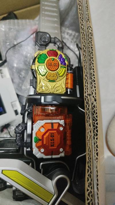 假面骑士铠武做为我的第一个喜欢的骑士，csm铠武当然也是要入手的，orange，接下来就是我的舞台了，谢谢挖煤姬