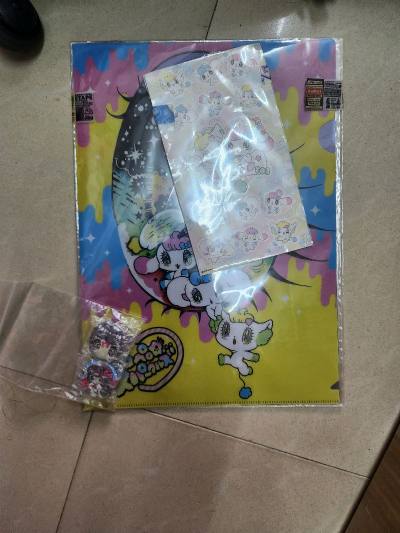 热爱泪眼星光兔，国内该画师的产品还太少。而且在东京快闪看了，盲袋实在概率渺茫，就来切煤了。第一次切东西很慌，选了竹蜻蜓，到手完全没问题而且最害怕的文件夹没有折，还收到了樱花妹的手写便签。切一个小众set真是圆满了