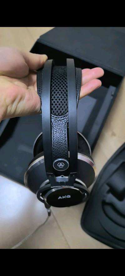 这款耳机音质清晰，低音饱满，佩戴舒适不压耳，续航持久，连接稳定，降噪效果出色，性价比很高，物超所值，推荐购买！