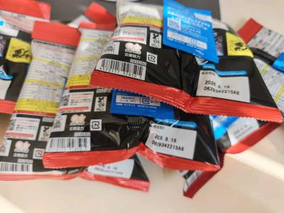 在日亚上下单了sd高达零食第二弹，发售日的时候就发货了，速度很快，比国内到货要早，买的10包的box装开了两个隐藏出来还不错。