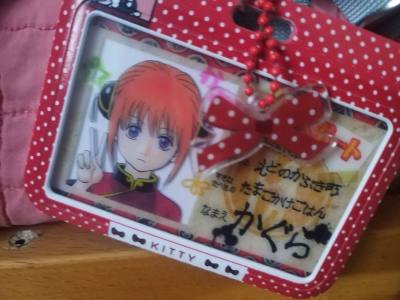 非常萌的一个神乐小女孩！！
卡片是亚克力材质剪切方便，漫画书虽然有些旧好在内容清晰完整。航空运速度较快。