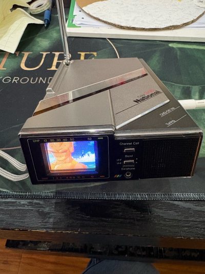 成色几乎全新，外观保存很好，只有轻微使用痕迹，具体看图。功能正常，屏幕显示清晰，无色差，接口齐全，带AV输入，支持耳机输出。