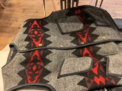 整体品相不错，品质符合预期，不错的卖家，发货速度在正常范围内，挖煤姬的工作效率也是值得肯定的，拍照服务能直观的看到所够商品的全貌和细节，每天继续关注各类喜欢的衣服！